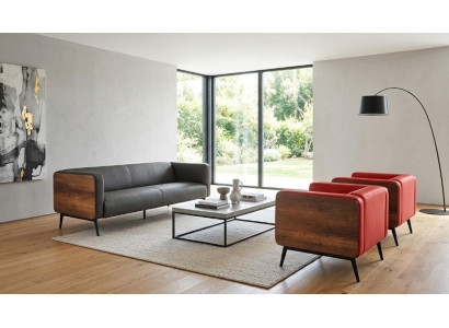 Schwarzes Kunstledersofa Zwei Sessel Holzseiten Metallbeine Modern