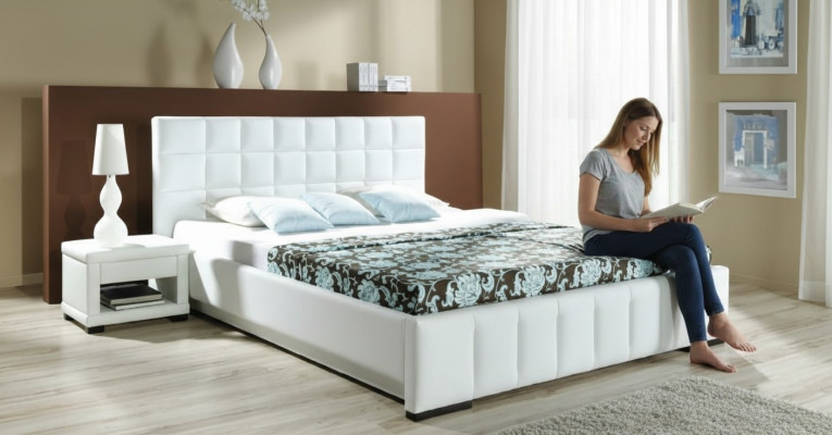 Ein luxuriöses Designerbett in einem anspruchsvollen zeitgenössischen Stil von höchster Qualität