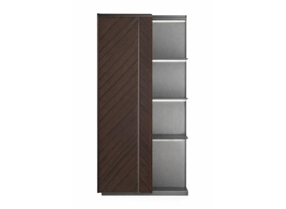 Schrank mit Chevron-Holzfurnier, Metallregalen und LED-Beleuchtung