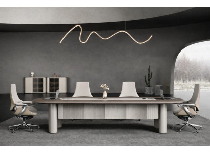 Eleganter Konferenztisch mit ergonomischen Sesseln und Sideboard