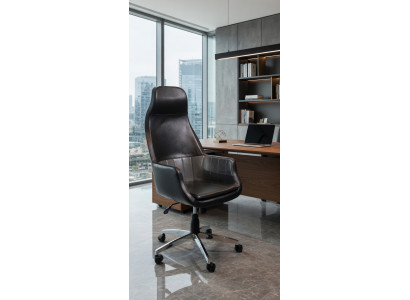 Robuster Bürosessel Schwarz mit stabiler Metallbasis und Kunstleder