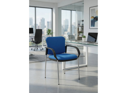 Komfortabler Bürosessel blau mit gepolsterter Sitzfläche und Armlehnen