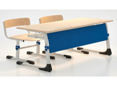 Höhenverstellbare Schulbank mit zwei Stühlen und blauem Frontpanel