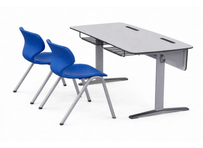 Ergonomische Schulbank mit blauen Stühlen und praktischer Aufbewahrung