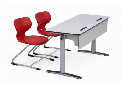 Ergonomische Schulbank mit blauen Stühlen und praktischer Aufbewahrung