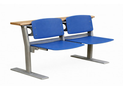 Modul-Schreibtisch mit blauen Sitzflächen und stabiler Metallbasis