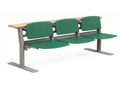 Modularer Schreibtisch mit grünen Sitzen und stabilem Metallrahmen