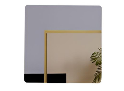 Minimalistischer Wandspiegel mit goldenem Rahmen und Blattmotiv
