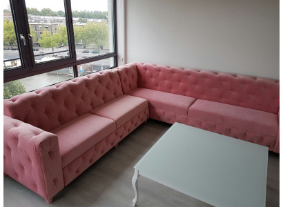 Großer schwarzer Chesterfield-Sofa aus Leder im eleganten Stil